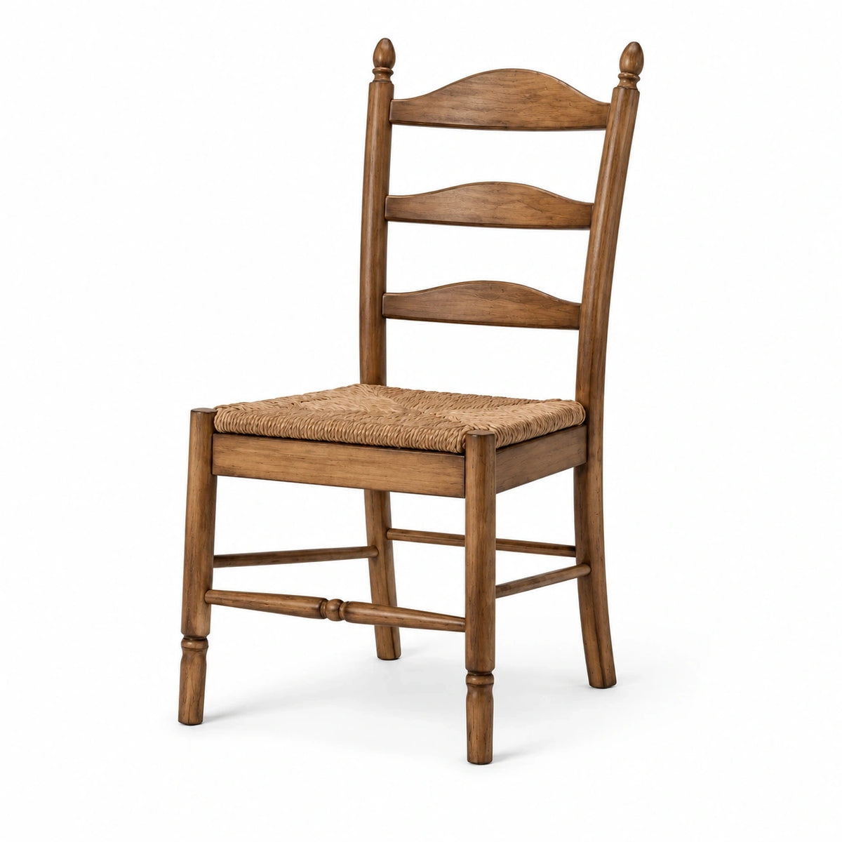 Silla de madera con asiento de paja tejida